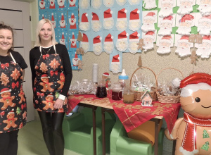 Pani Ania i pani Gosia przy stole z pierniczkami i herbatką