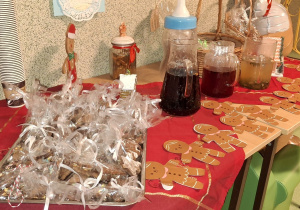 Stół z pierniczkami i herbatką