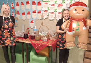 Pani Gosia i pani Ania z piernikiem stoja przy stole