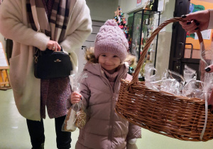 Mama z córeczką, która trzyma w dłoni pierniczki