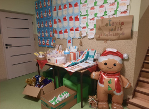 Stół z upominkami na loterię