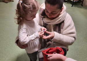 Dziewczynka z mamą otwierają los