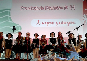 Dzieci na scenie śpiewają pastorałkę