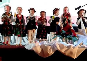 Dzieci na scenie grają na instrumentach