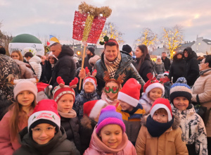 Dzieci z panią Paulina podczas parady