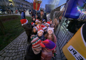 Dzieci z panią Pauliną podczas parady