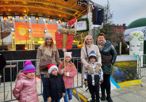 Czworo dzieci z opiekunami przed sceną