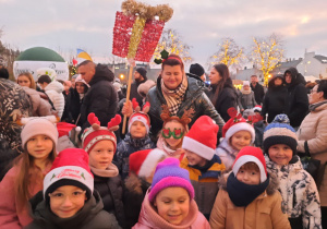 Dzieci z panią Pauliną podczas parady