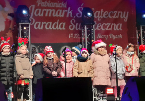 Dzieci podczas występów na scenie