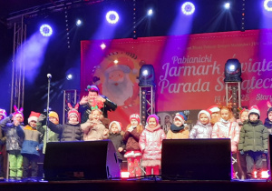 Dzieci podczas występów na scenie