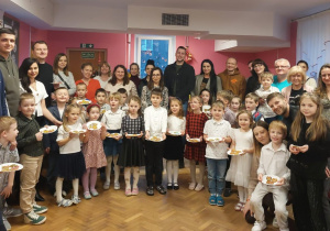 Rodzice i dzieci z pierniczkami