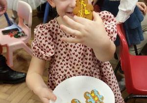 Dziewczynka pokazuje ozdobione pierniczki