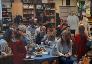 Dzieci z opiekunami podczas poczęstunku