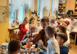 Dzieci z opiekunami podczas poczęstunku