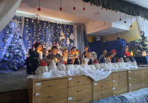 Dzieci z lampionami na scenie