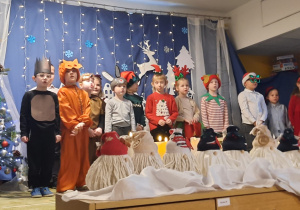 Dzieci w strojach podczas występów