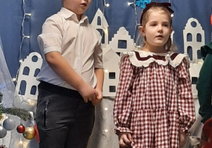 Chłopiec z dziewczynką podczas występów