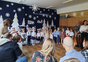 Dzieci z paniami na uroczystości