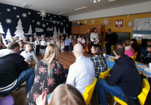 Dzieci z paniami na uroczystości