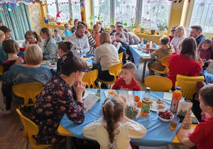 Rodzice z dziećmi podczas poczęstunku