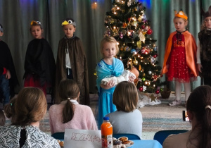 Dziewczynka trzyma dzieciątko