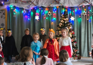 Trzy dziewczynki podczas występów