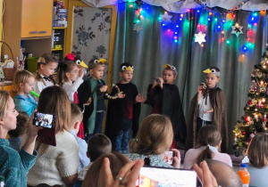 Dzieci grają na instrumentach