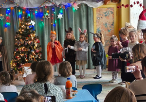 Dzieci grają na instrumentach