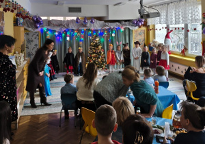 Pani dyrektor, dzieci i panie stoją przed rodzicami