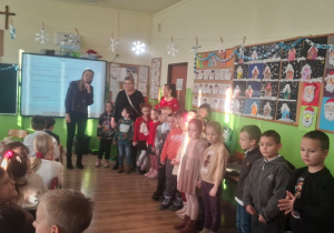 Dzieci podczas zwiedzania szkoły w jednej z klas