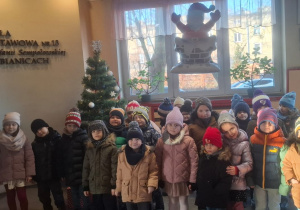 Dzieci stoją w budynku szkoły