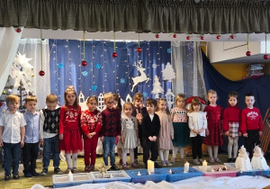 Dzieci z grupy Pszczółki podczas występu na scenie