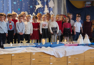 Dzieci z grupy Motylki podczas występu na scenie