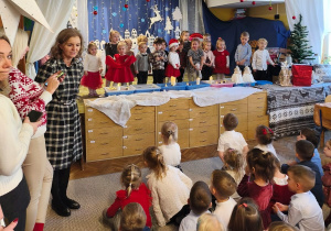 Pani Sylwia wita dzieci na spotkaniu