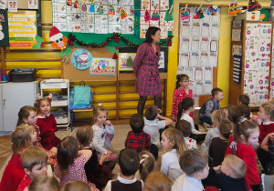 Pani dyrektor składa dzieciom życzenia