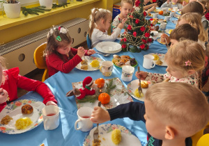Dzieci z grupy Biedronki podczas obiadu wigilijnego