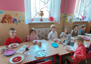 Dzieci z grupy Mrówki podczas obiadu wigilijnego