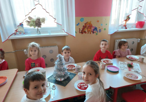 Dzieci z grupy Mrówki podczas obiadu wigilijnego
