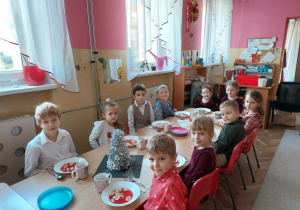 Dzieci z grupy Mrówki podczas obiadu wigilijnego