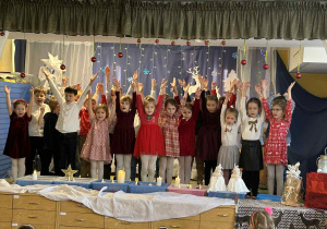 Dzieci z grupy Mrówki podczas występów na scenie