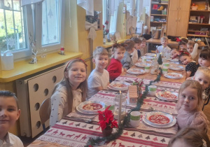 Dzieci z grupy Ważki podczas obiadu wigilijnego