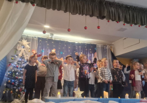 Dzieci z grupy Ważki podczas występów na scenie