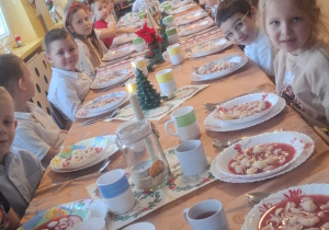 Dzieci z grupy Ważki podczas obiadu wigilijnego