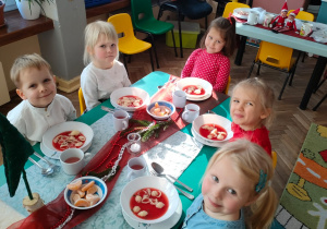 Dzieci z grupy Motylki podczas obiadu wigilijnego