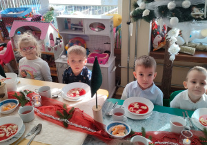 Dzieci z grupy Motylki podczas obiadu wigilijnego