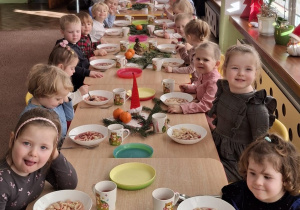 Dzieci z grupy Świetliki podczas obiadu wigilijnego