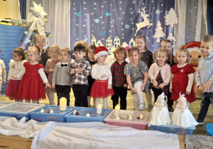 Dzieci z grupy Świetliki podczas występów na scenie