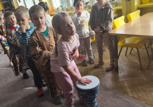 Dziewczynka gra na bebnie