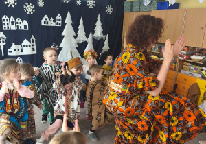 Dzieci tańczą przy muzyce