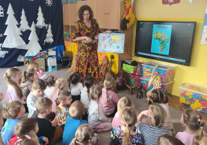 Pani Asia pokazuje dzieciom mapę